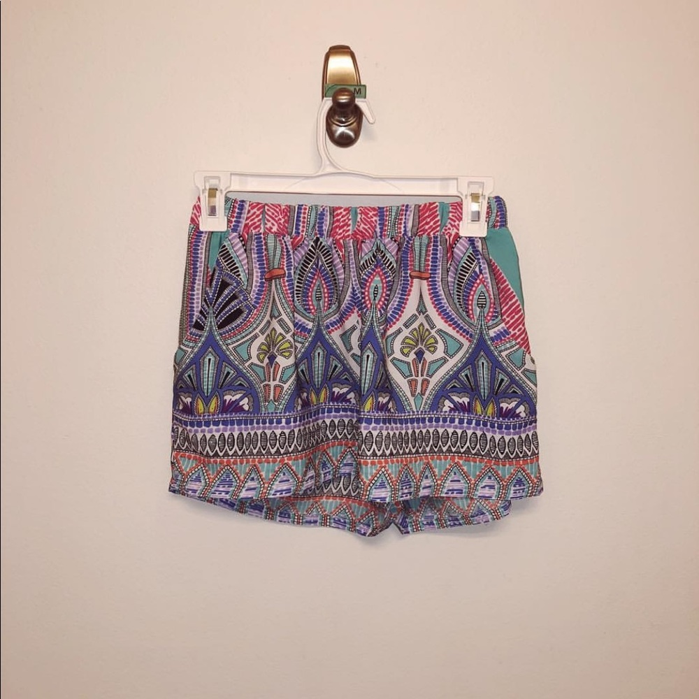 Patterned flowy shorts with pockets